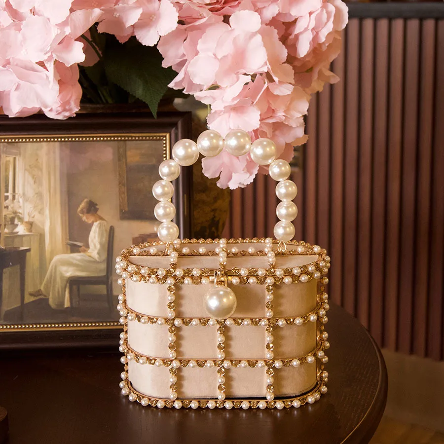 pearl portable small square bag metal mesh diamond-encrusted pearl gentle and noble bird cage feast bag
pearl portable small square bag metal mesh diamond-encrusted pearl gentle and noble bird cage feast bag