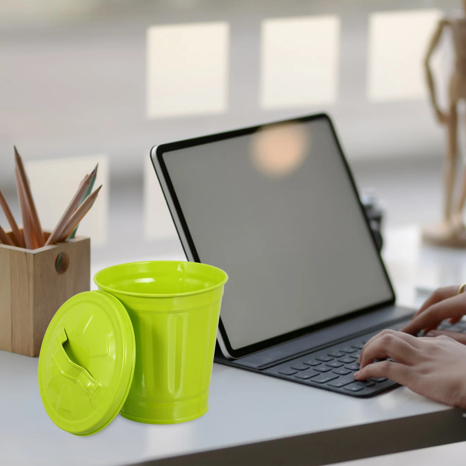 Lidged Trash Can Small Cans Kitchen Mini Trashcans Waste Basket for Desk Countertop Desktop
Lidged Trash Can Small Cans Kitchen Mini Trashcans Waste Basket for Desk Countertop Desktop