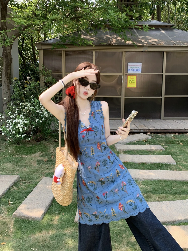 Elegant V-neck Lace Trim Vest Dress Women's Summer New Style Slimming Floral Short Skirt Casual Holiday Fashion Ladies' Clothing
Elegant V-neck Lace Trim Vest Dress Women's Summer New Style Slimming Floral Short Skirt Casual Holiday Fashion Ladies' Clothing