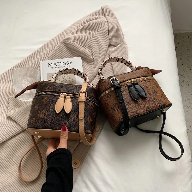 2025 Luxury Bucket Bag - Artistic Print Adjustable Chain Crossbody Purse, Minimalist Cosmetic Tote Day To Night for Women
2025 Luxury Bucket Bag - Artistic Print Adjustable Chain Crossbody Purse, Minimalist Cosmetic Tote Day To Night for Women