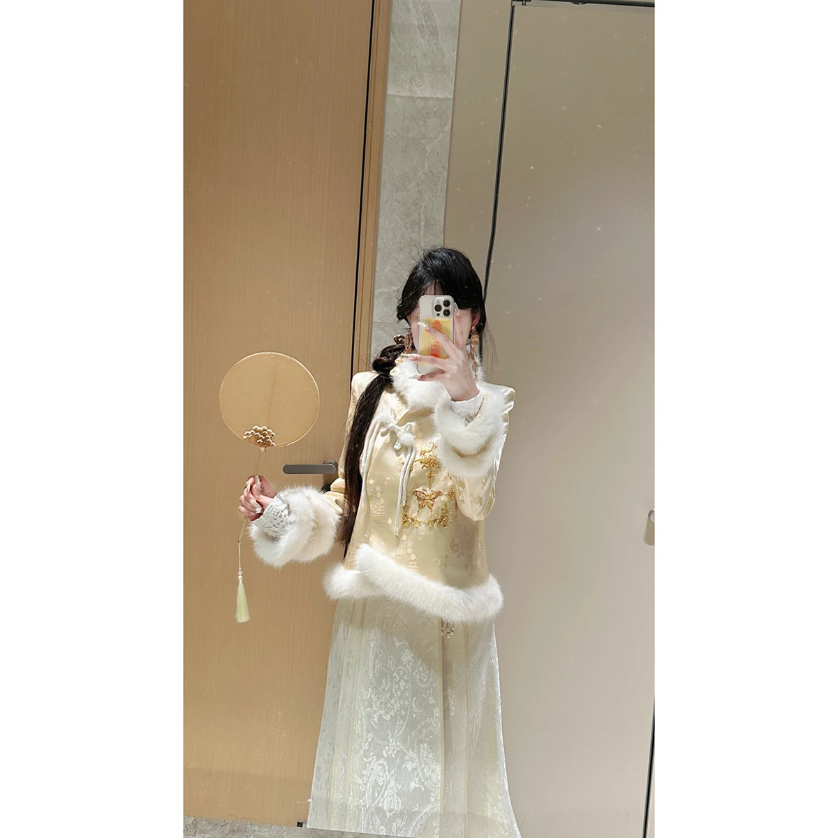 Sy Women's Thiened down Jaet Champagne Gold Satin Surface Winter Faionable Floral Embroidery Coat Regular Sve
Sy Women's Thiened down Jaet Champagne Gold Satin Surface Winter Faionable Floral Embroidery Coat Regular Sve