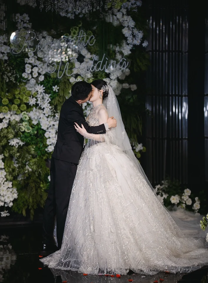 2026 Luxury White Halter Ball Gown with Beaded Corset, Feather Sleeves & Glitter Tulle Wedding Dress
2026 Luxury White Halter Ball Gown with Beaded Corset, Feather Sleeves & Glitter Tulle Wedding Dress