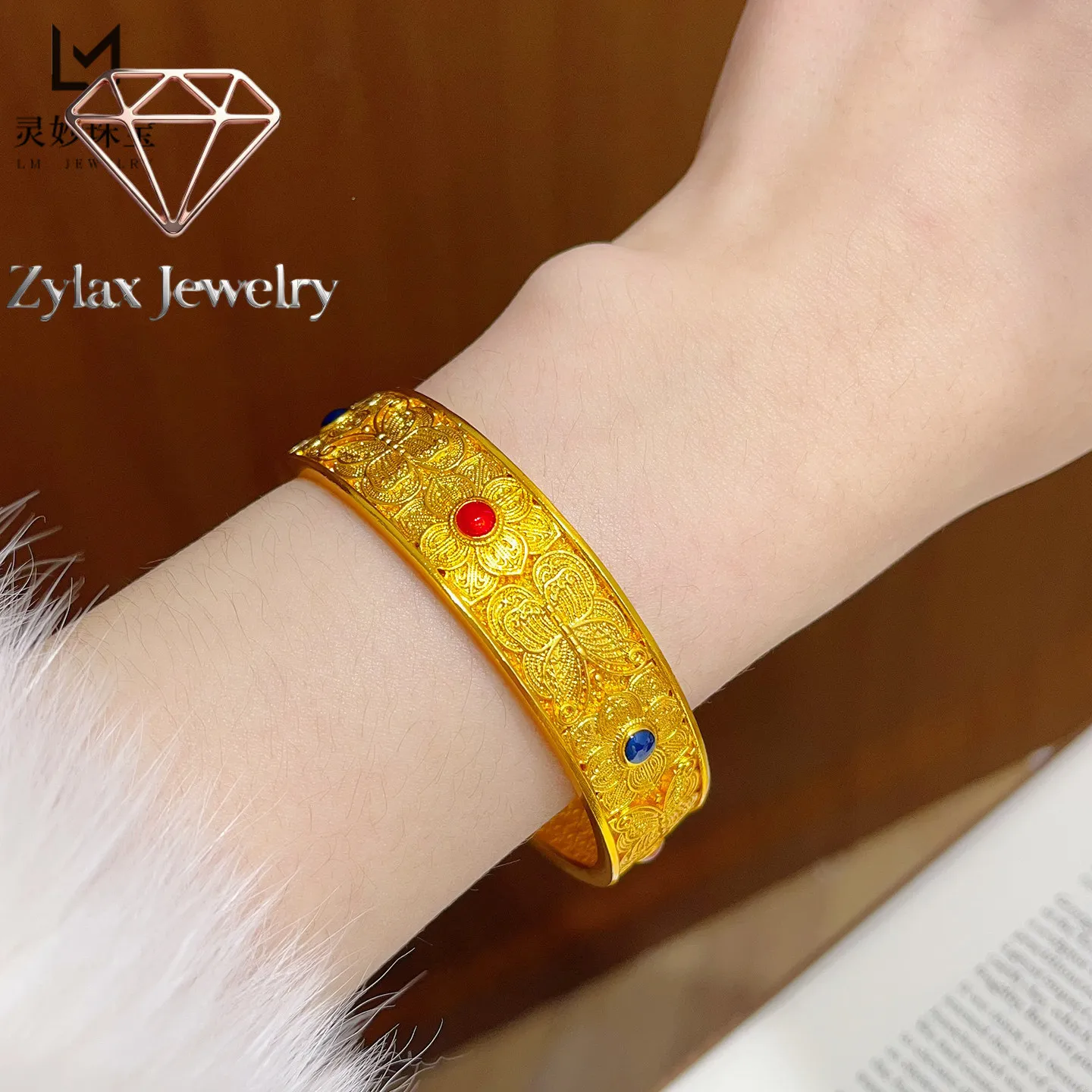 Zylax Jewelry Butterfly & Flower Wide Bangle Women's 24K Gold AU999 -Guochao butterfly-flower style, luxurious elegance, for ban
Zylax Jewelry Butterfly & Flower Wide Bangle Women's 24K Gold AU999 -Guochao butterfly-flower style, luxurious elegance, for ban