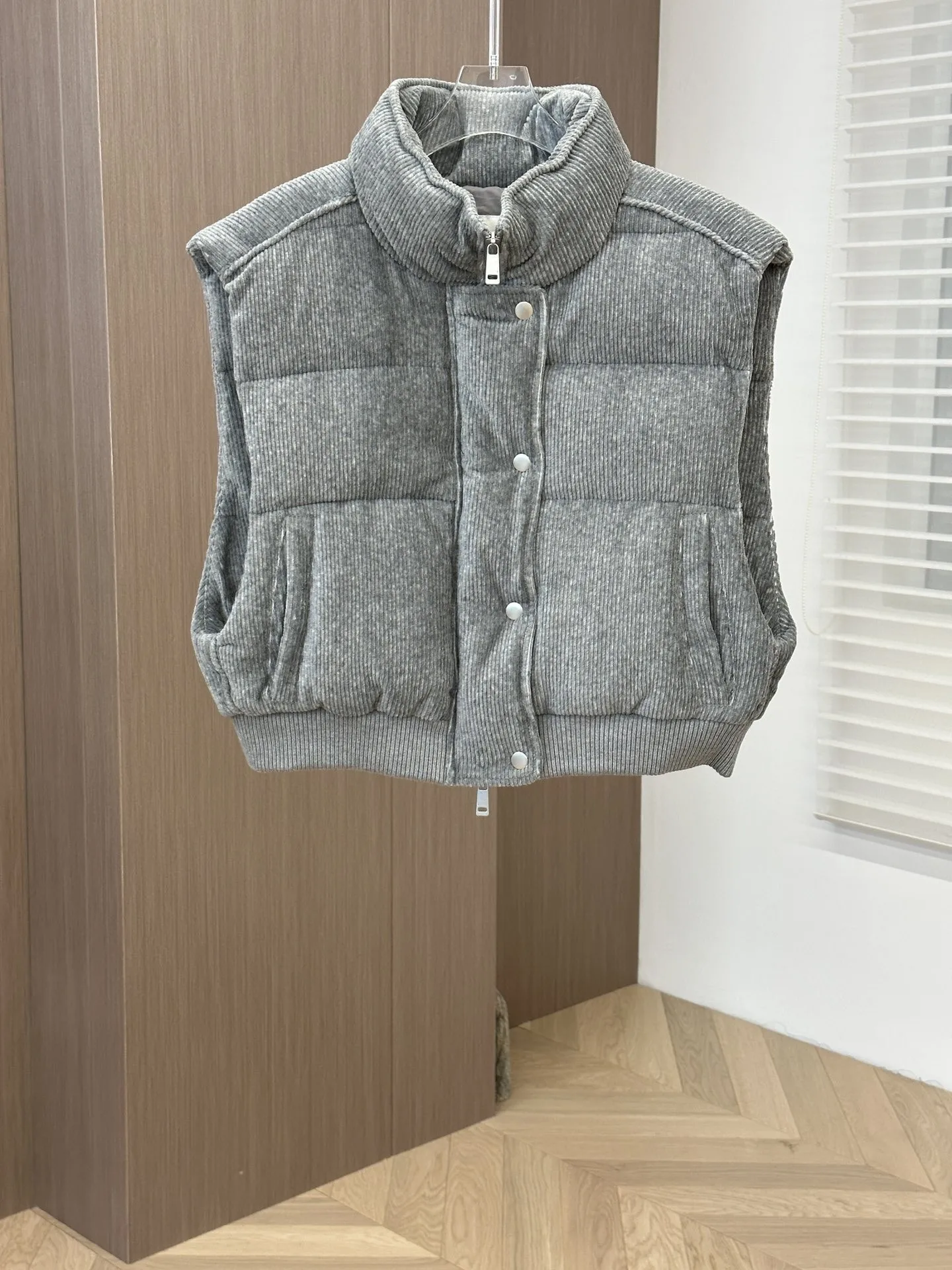 Женская одежда 2025 г., потертый вельветовый пуховый жилет с небольшим воротником-стойкой, новинка зимы 1104
Женская одежда 2025 г., потертый вельветовый пуховый жилет с небольшим воротником-стойкой, новинка зимы 1104