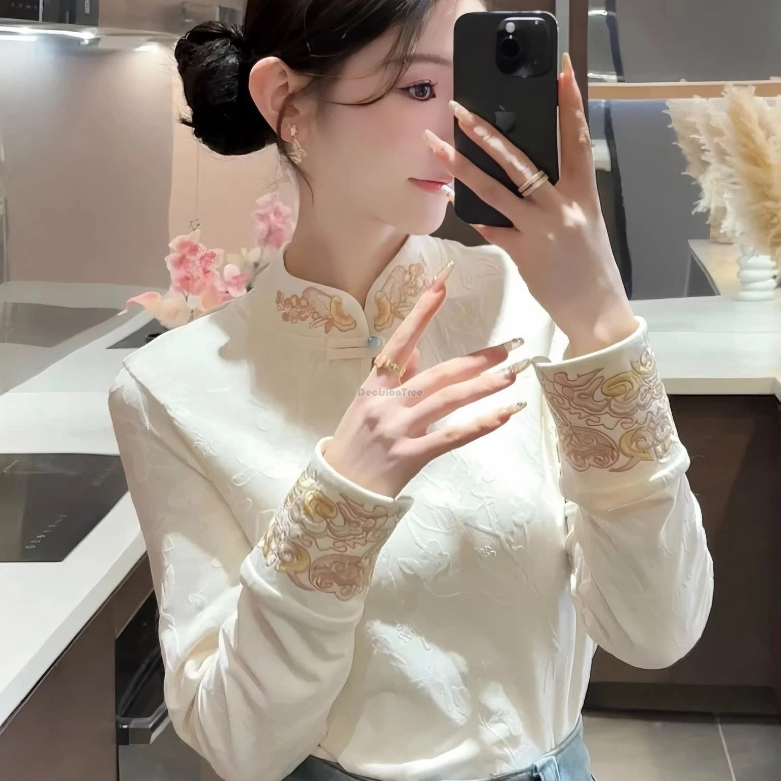 Новая женская блузка-ципао 2025 года в улучшенном китайском ретро-стиле: рубашка с воротником-стойкой, длинными рукавами и вышивкой
Новая женская блузка-ципао 2025 года в улучшенном китайском ретро-стиле: рубашка с воротником-стойкой, длинными рукавами и вышивкой