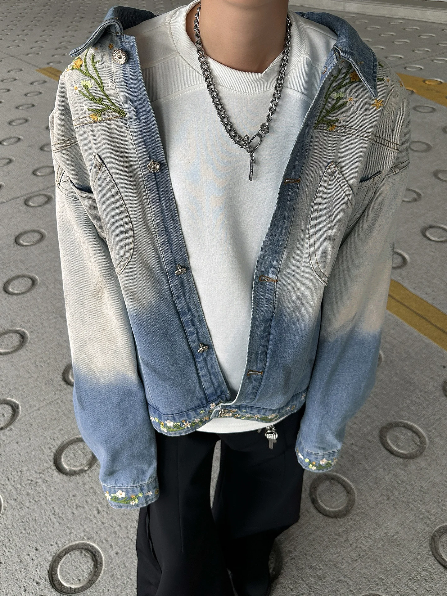 Весенне-осенняя джинсовая куртка с вышивкой для мужчин: высококачественная, стильная, в стиле ретро, спортивная, повседневная, модная, в стиле хип-хоп, с цветными вставками
Весенне-осенняя джинсовая куртка с вышивкой для мужчин: высококачественная, стильная, в стиле ретро, спортивная, повседневная, модная, в стиле хип-хоп, с цветными вставками