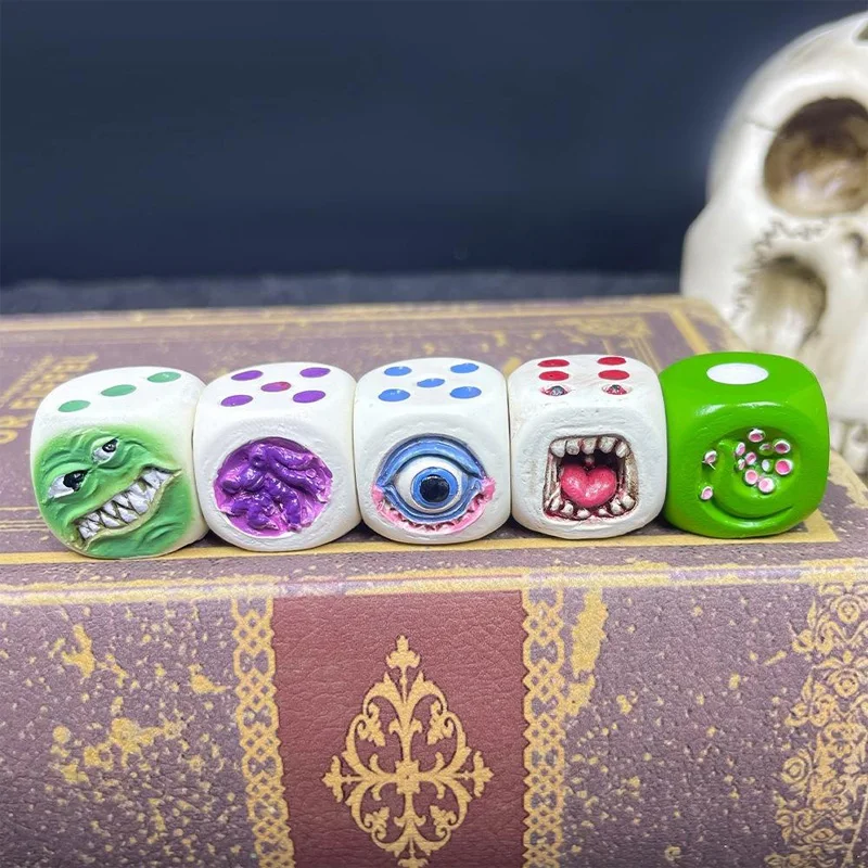 Настольные игральные кости для ролевых игр, набор монстров из смолы, многогранные игральные кости DND + сумка, странные лица, аксессуары для игр на Хэллоуин, подарочный набор для игрока 
Настольные игральные кости для ролевых игр, набор монстров из смолы, многогранные игральные кости DND + сумка, странные лица, аксессуары для игр на Хэллоуин, подарочный набор для игрока