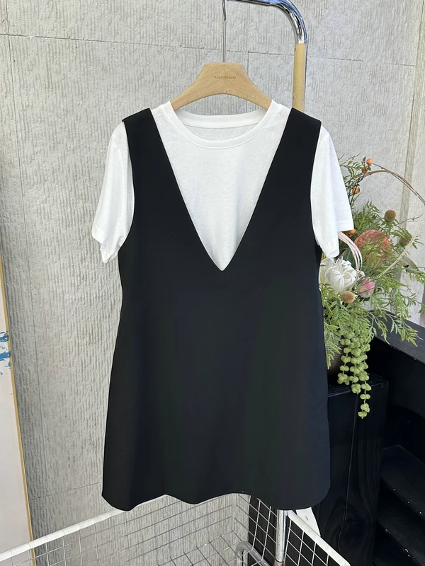Anti-Aging Vest Skirt Two-Piece Set Summer 2026 Deep V-Neck Vest Dress Pure Color White T Dress Women Fashion Set
Anti-Aging Vest Skirt Two-Piece Set Summer 2026 Deep V-Neck Vest Dress Pure Color White T Dress Women Fashion Set