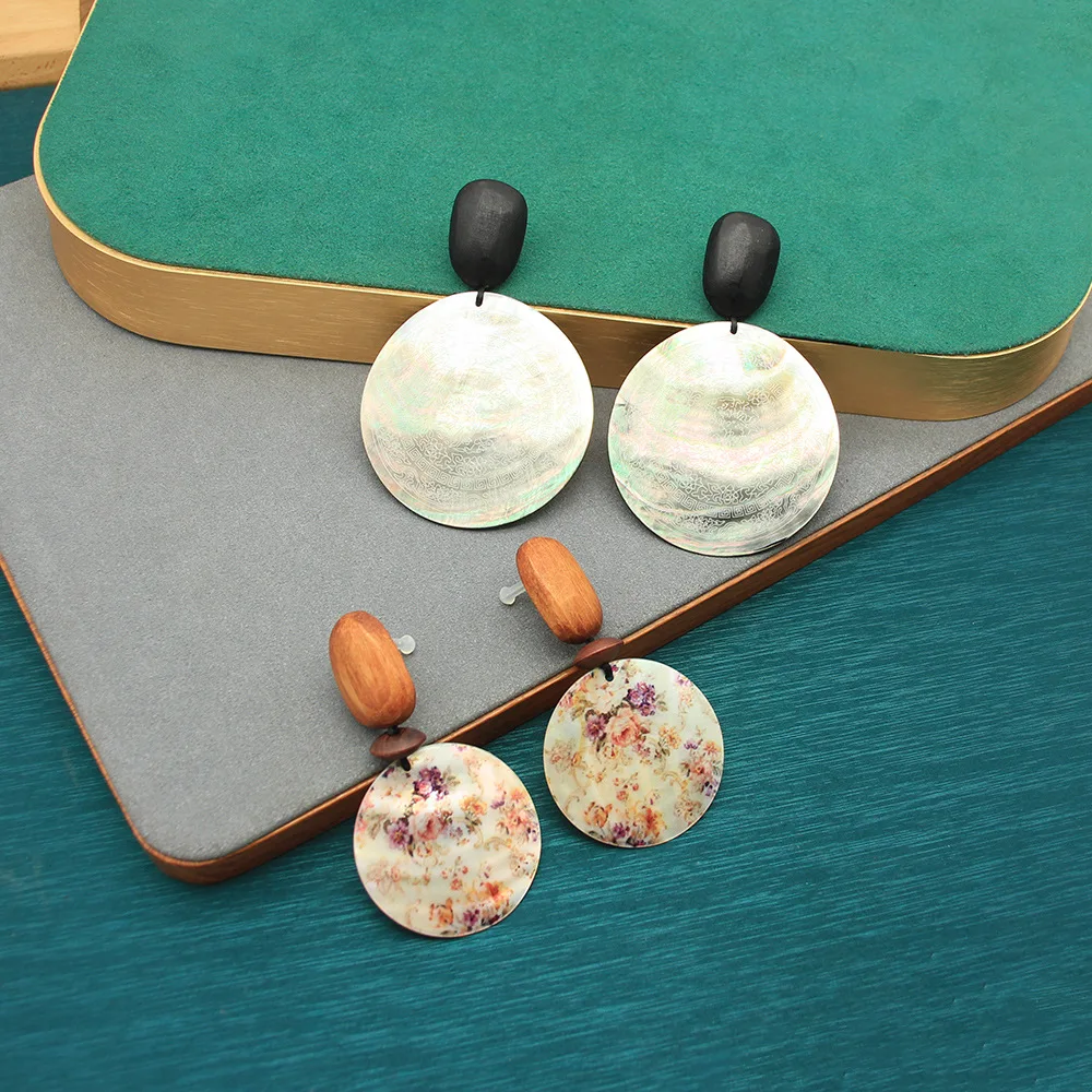 Vintage-inspired Earrings Featuring High-end Black and White Mother-of-pearl Texture Prints
Vintage-inspired Earrings Featuring High-end Black and White Mother-of-pearl Texture Prints