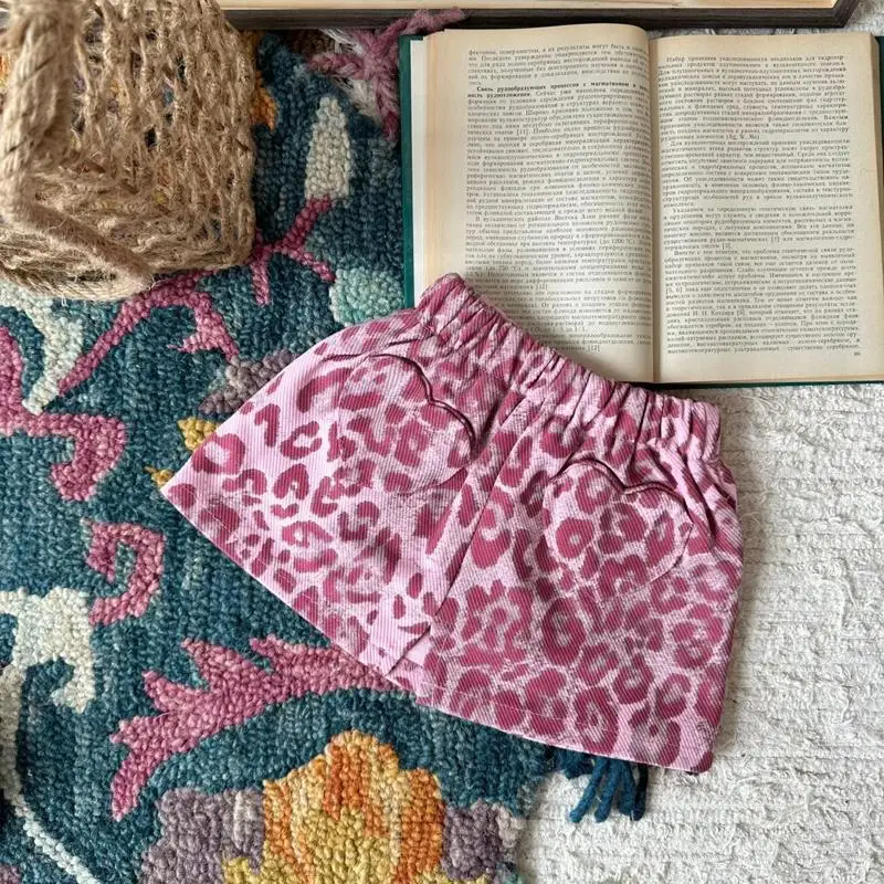 Korean girls' half skirt 2025 summer new stylish children's baby pink leopard print shorts short skirt
Korean girls' half skirt 2025 summer new stylish children's baby pink leopard print shorts short skirt