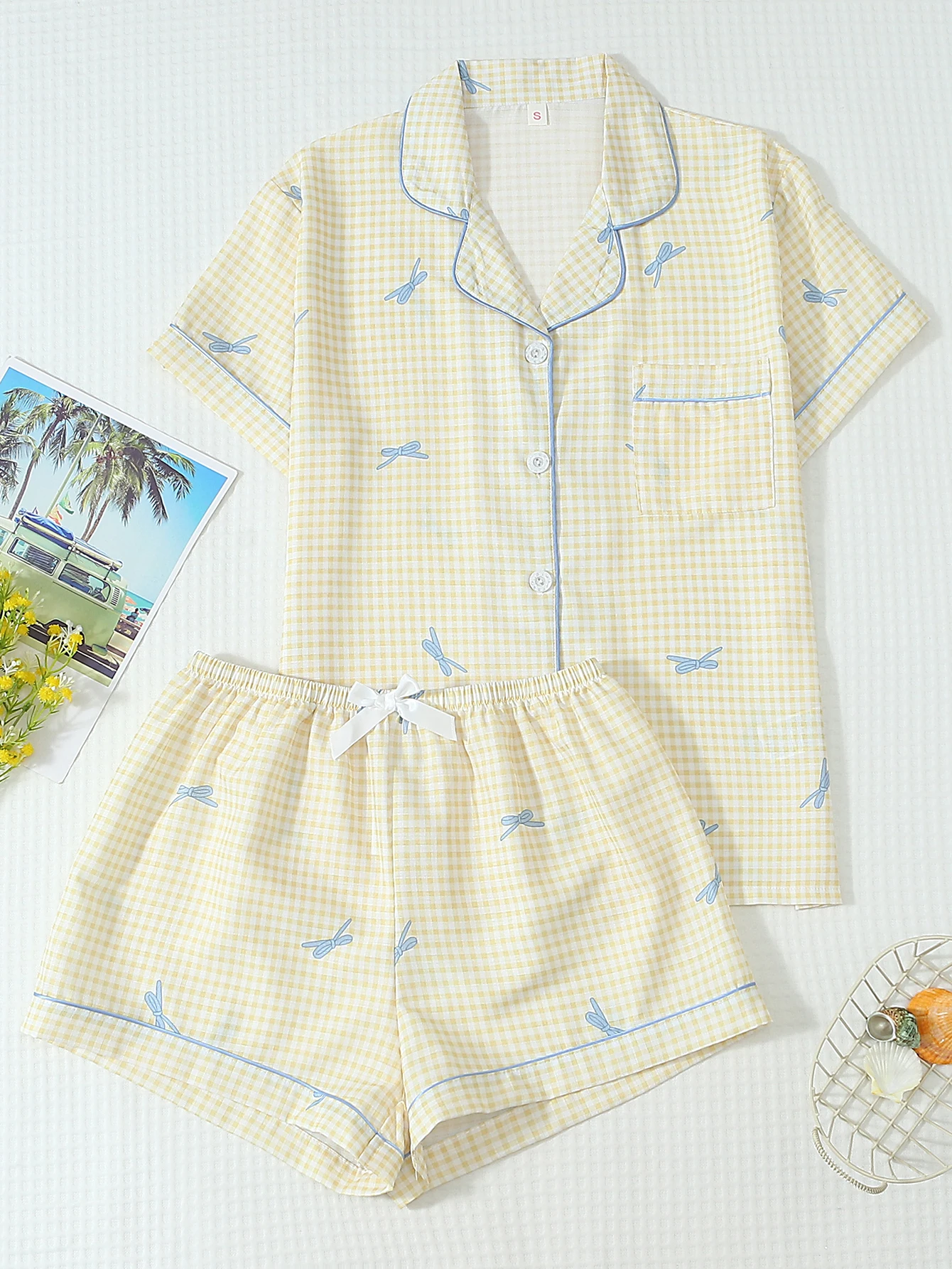 Two-Piece Comfortable Yellow and White Plaid Bow Print Lapel Button-Down Short-Sleeve Top with Pockets and Bow Shorts Spring/Summer Women's Pajama Loungewear Set Suitable for Home Use
Two-Piece Comfortable Yellow and White Plaid Bow Print Lapel Button-Down Short-Sleeve Top with Pockets and Bow Shorts Spring/Summer Women's Pajama Loungewear Set Suitable for Home Use