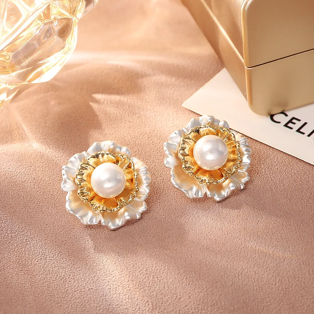 Light luxury pleated flower pearl earrings, high-end fashionable silver needle earrings, cold style heavy industry earrings
Light luxury pleated flower pearl earrings, high-end fashionable silver needle earrings, cold style heavy industry earrings