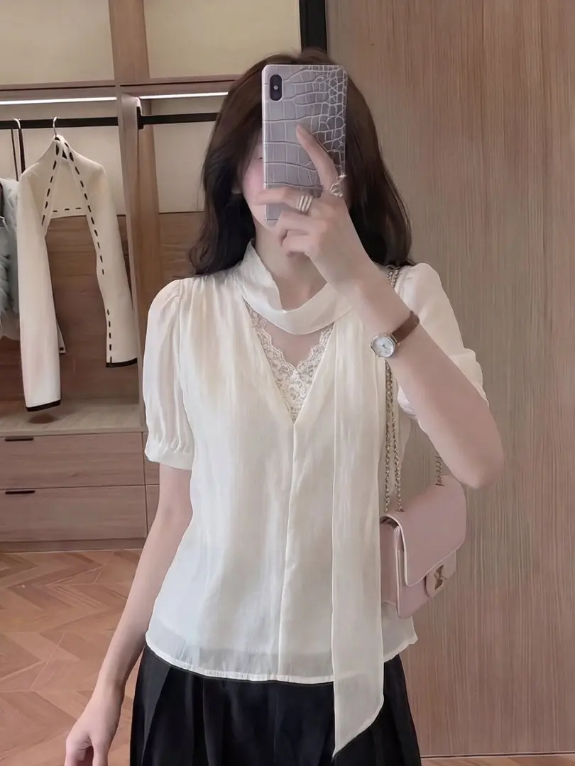 Korean Style V-Neck Lace Trim Blouse Women's Summer Fashion High-End Feeling Choker Neck Geomancy Special Edition Shirt
Korean Style V-Neck Lace Trim Blouse Women's Summer Fashion High-End Feeling Choker Neck Geomancy Special Edition Shirt