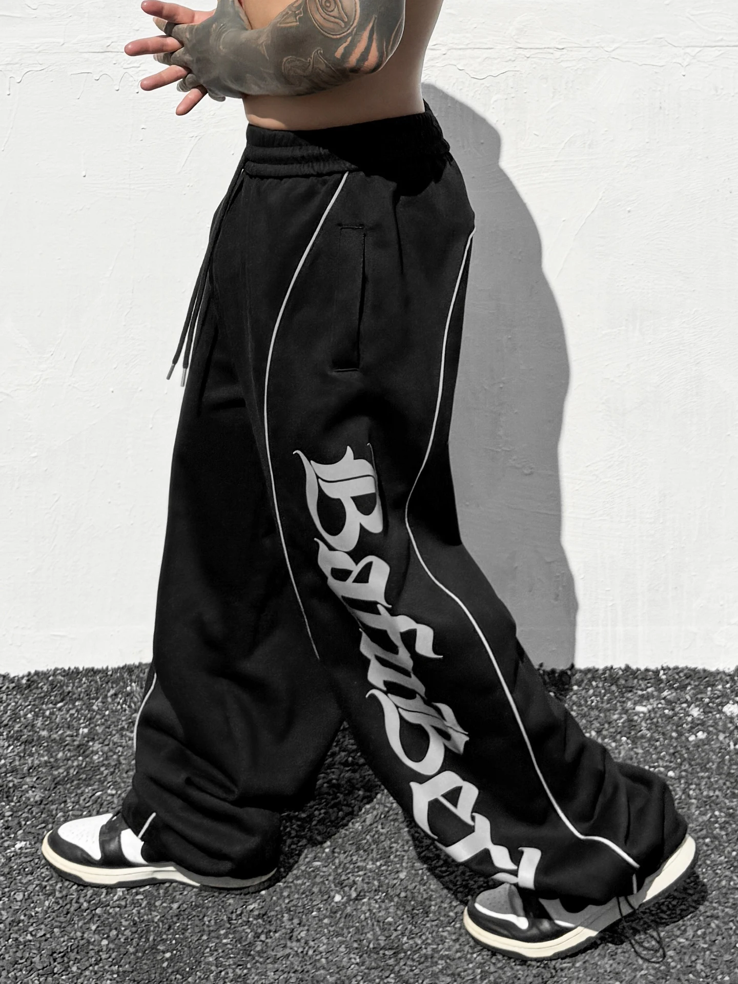 Trendy Art American Retro Letter Print Casual Pants Men Loose 2025 New Straight Tube Versatile Sports Sweatpants
Trendy Art American Retro Letter Print Casual Pants Men Loose 2025 New Straight Tube Versatile Sports Sweatpants