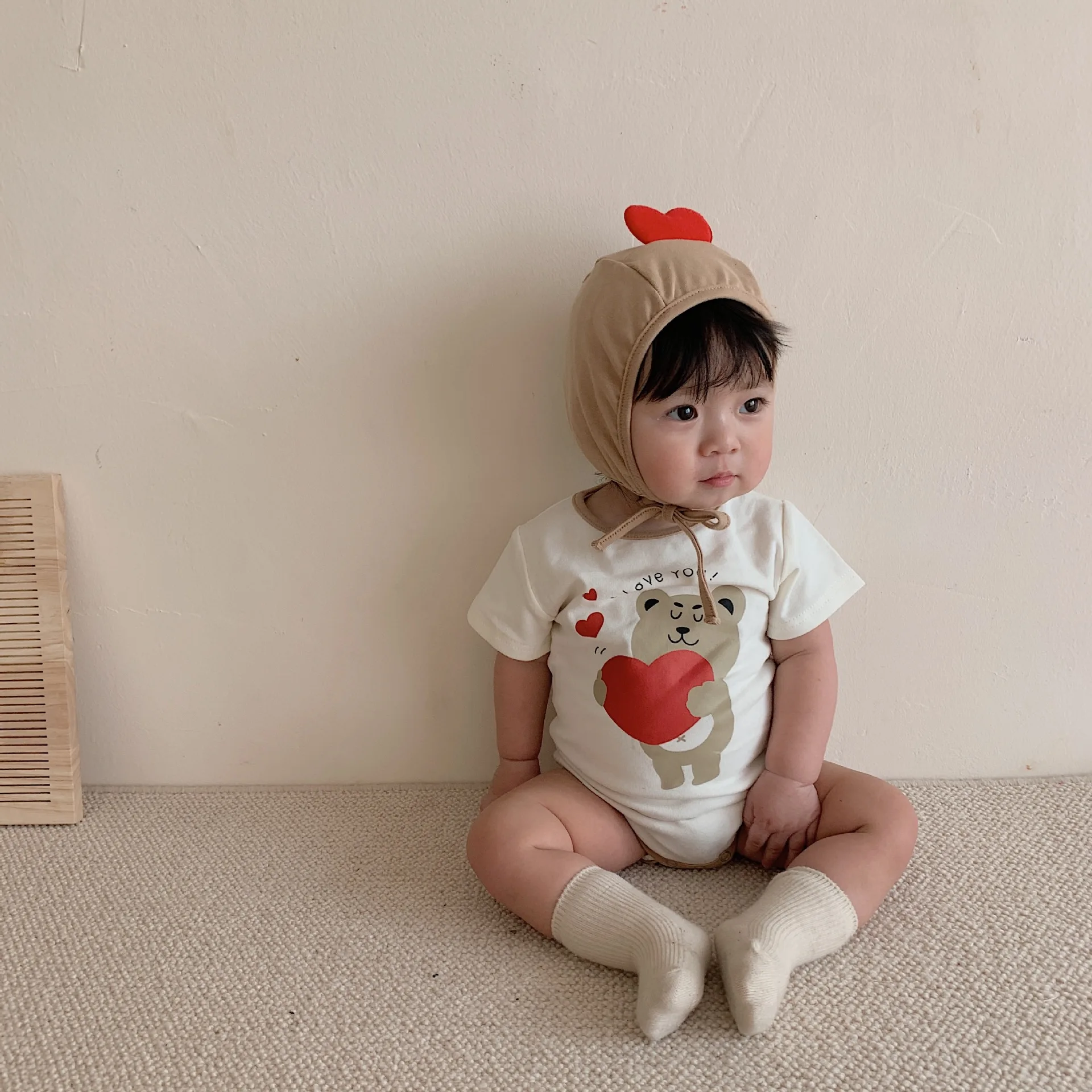 Cute Cartoon Heart Bear Print Romper 2026 Summer Infant Baby Boy Girl Clothes Short Sleeve Bodysuit Set 0-24M 100% cotton
Cute Cartoon Heart Bear Print Romper 2026 Summer Infant Baby Boy Girl Clothes Short Sleeve Bodysuit Set 0-24M 100% cotton