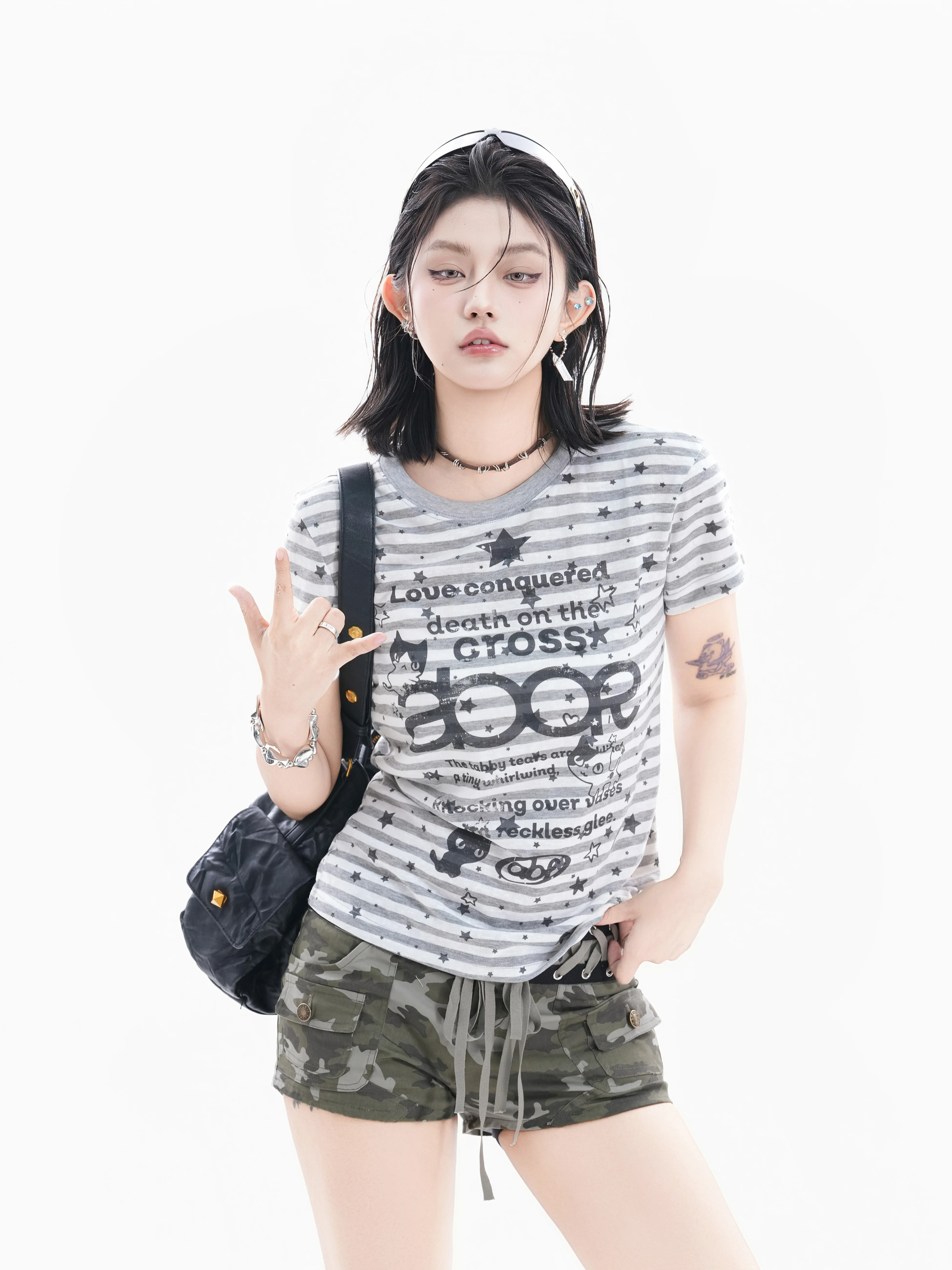 Retro American Striped Graffiti Short Sleeve T-Shirt Women Loose Slimming Casual Cotton round Neck Top Fashionable Streetwear
Retro American Striped Graffiti Short Sleeve T-Shirt Women Loose Slimming Casual Cotton round Neck Top Fashionable Streetwear