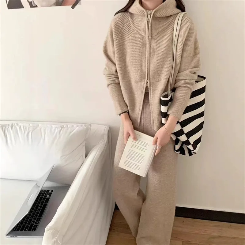 Корейский элегантный модный повседневный вязаный кардиган на молнии с капюшоном, женский осенне-зимний тонкий свитер, брюки, женский комплект из двух предметов
Корейский элегантный модный повседневный вязаный кардиган на молнии с капюшоном, женский осенне-зимний тонкий свитер, брюки, женский комплект из двух предметов
