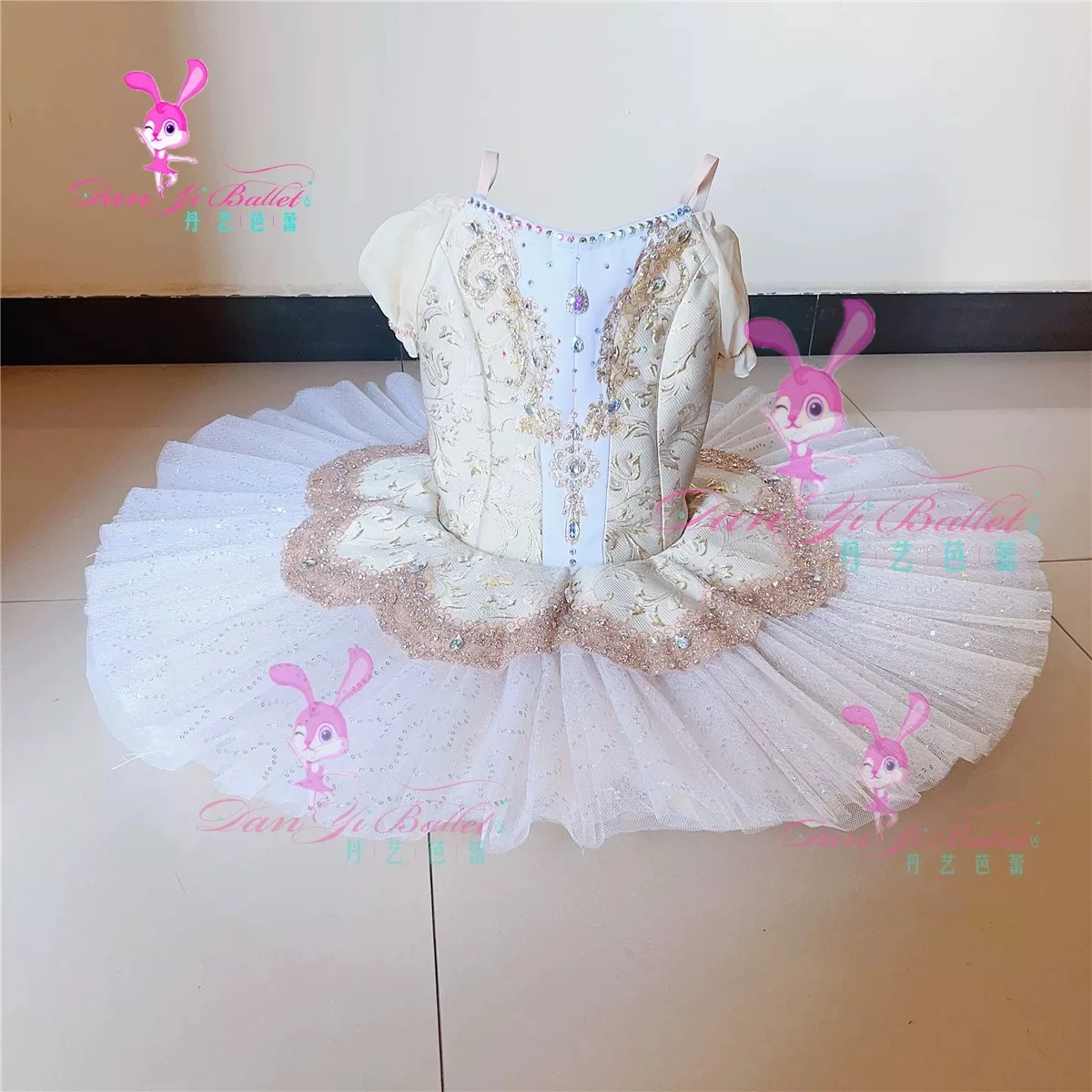 Danyi ballet tutu plate dress champagne color Raymond competition costume children's stage dress professional customization
Danyi ballet tutu plate dress champagne color Raymond competition costume children's stage dress professional customization