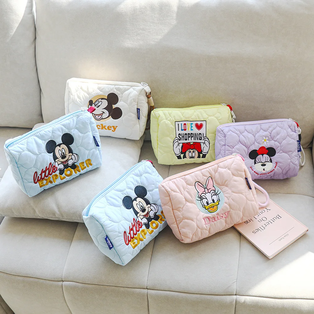 Mickey Handheld Makeup Bag Cute and Fashionable Cartoon Personal Portable Large-Capacity Toiletry Storage Bag for Travel
Mickey Handheld Makeup Bag Cute and Fashionable Cartoon Personal Portable Large-Capacity Toiletry Storage Bag for Travel
