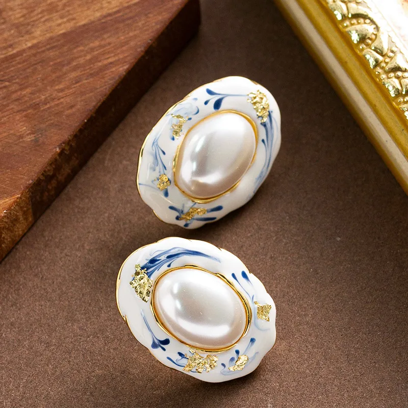 Fashionable and exquisite oval oil dripping gold foil pearl earrings women's elegant niche high-end commuting earrings
Fashionable and exquisite oval oil dripping gold foil pearl earrings women's elegant niche high-end commuting earrings