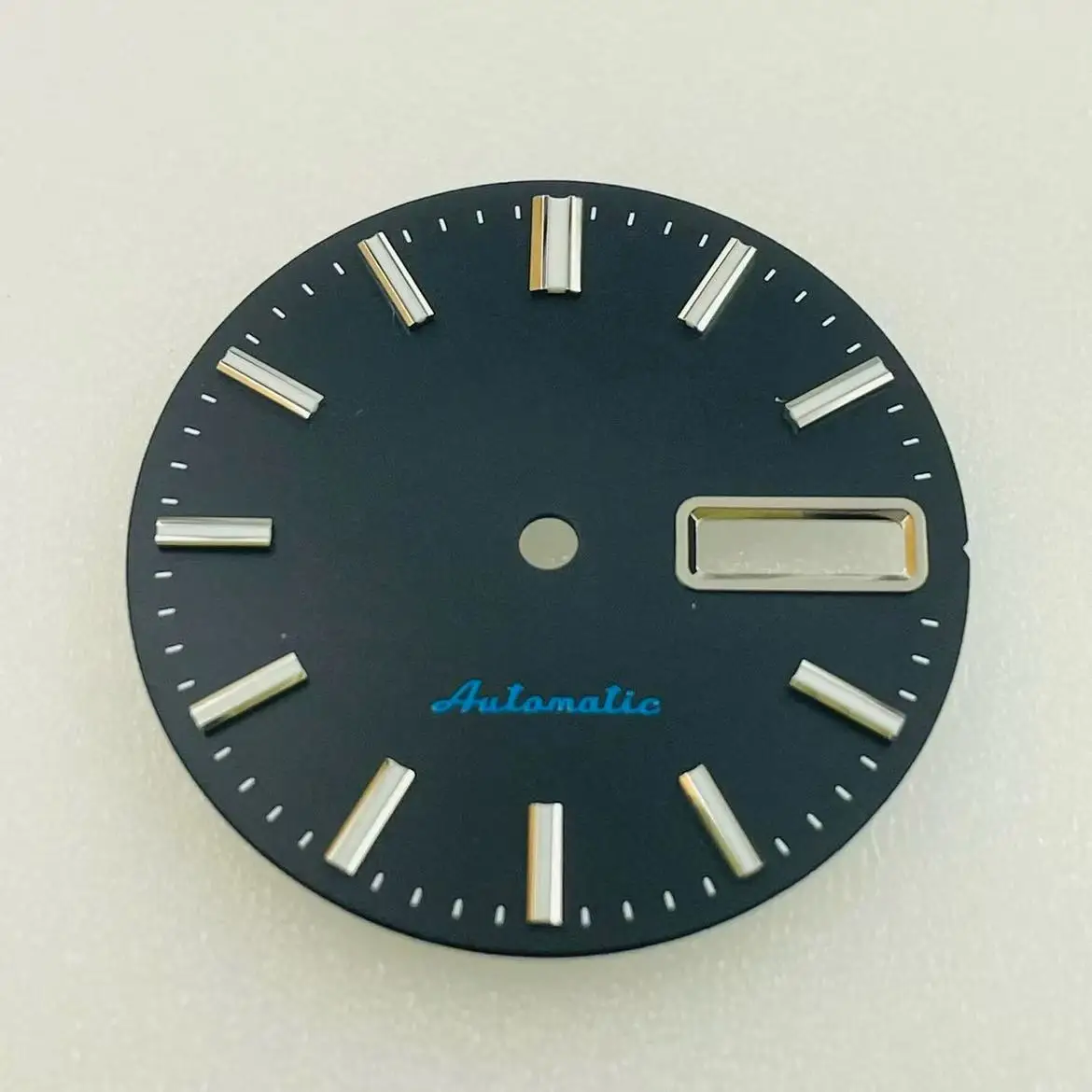 Зеленый светящийся циферблат с S-образным логотипом 28,5 мм, подходит для японских автоматических часов NH36, аксессуары для часов с S-образным знаком.
Зеленый светящийся циферблат с S-образным логотипом 28,5 мм, подходит для японских автоматических часов NH36, аксессуары для часов с S-образным знаком.