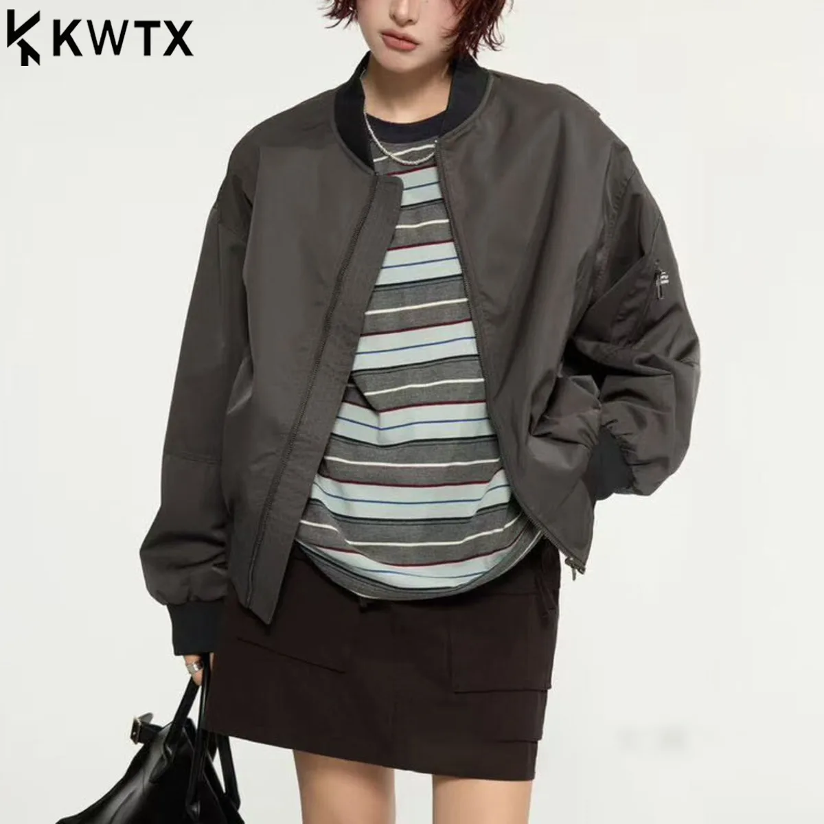KWTX 2025 г., модная двусторонняя бейсбольная куртка, женское свободное короткое укороченное пальто, повседневная элегантная модная верхняя одежда больших размеров
KWTX 2025 г., модная двусторонняя бейсбольная куртка, женское свободное короткое укороченное пальто, повседневная элегантная модная верхняя одежда больших размеров