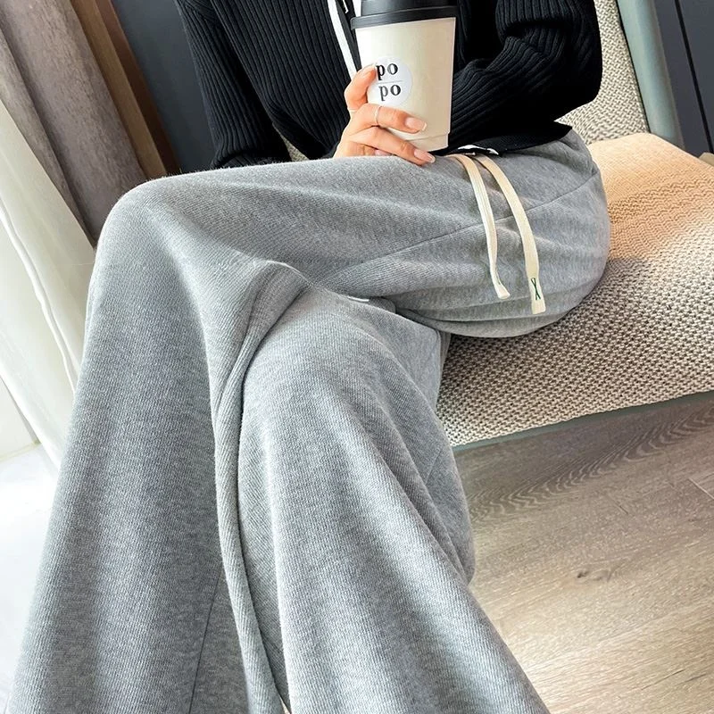 Женские спортивные брюки с высокой талией, широкими штанинами, драпировкой, на флисовой подкладке, утепленные, в пол, свободные, прямые, стройнящие
Женские спортивные брюки с высокой талией, широкими штанинами, драпировкой, на флисовой подкладке, утепленные, в пол, свободные, прямые, стройнящие