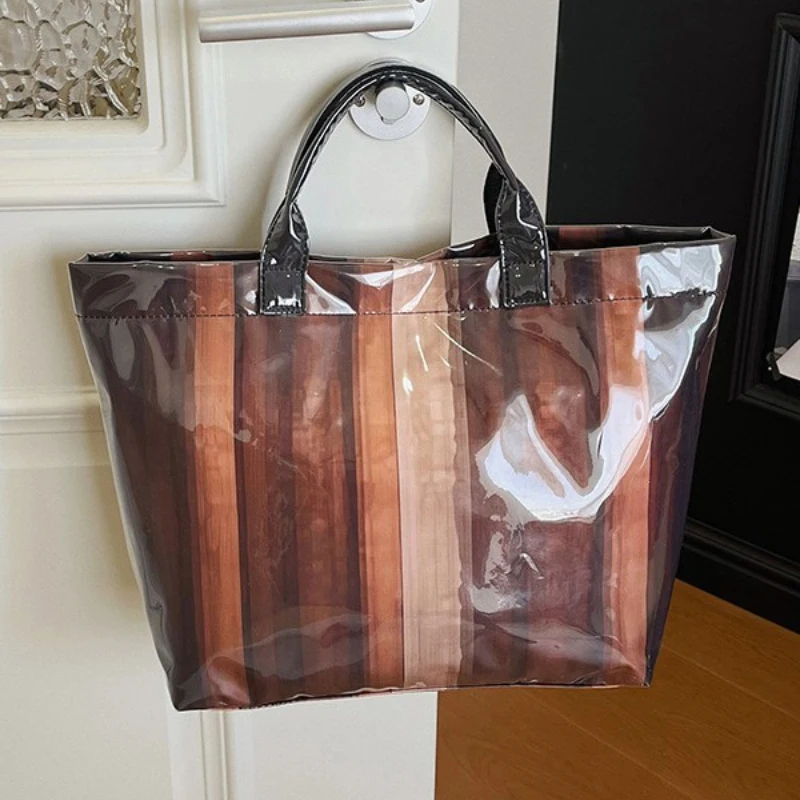 Rainbow Striped PVC Tote Bag Large Capacity Waterproof Handbag Lightweight Foldable Shopping Bag Casual Beach Shoulder Bag
Rainbow Striped PVC Tote Bag Large Capacity Waterproof Handbag Lightweight Foldable Shopping Bag Casual Beach Shoulder Bag