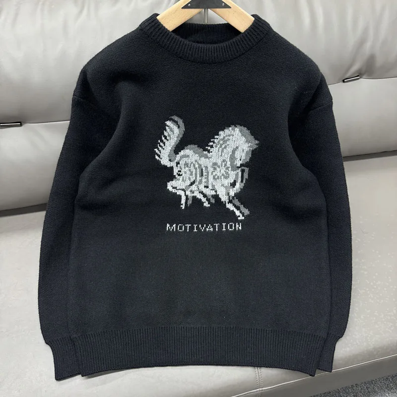 Классический жаккардовый черный вязаный свитер Ghosting Horse, зимняя одежда для мужчин и женщин, винтажный свободный вязаный свитер High Street, пуловеры 
Классический жаккардовый черный вязаный свитер Ghosting Horse, зимняя одежда для мужчин и женщин, винтажный свободный вязаный свитер High Street, пуловеры