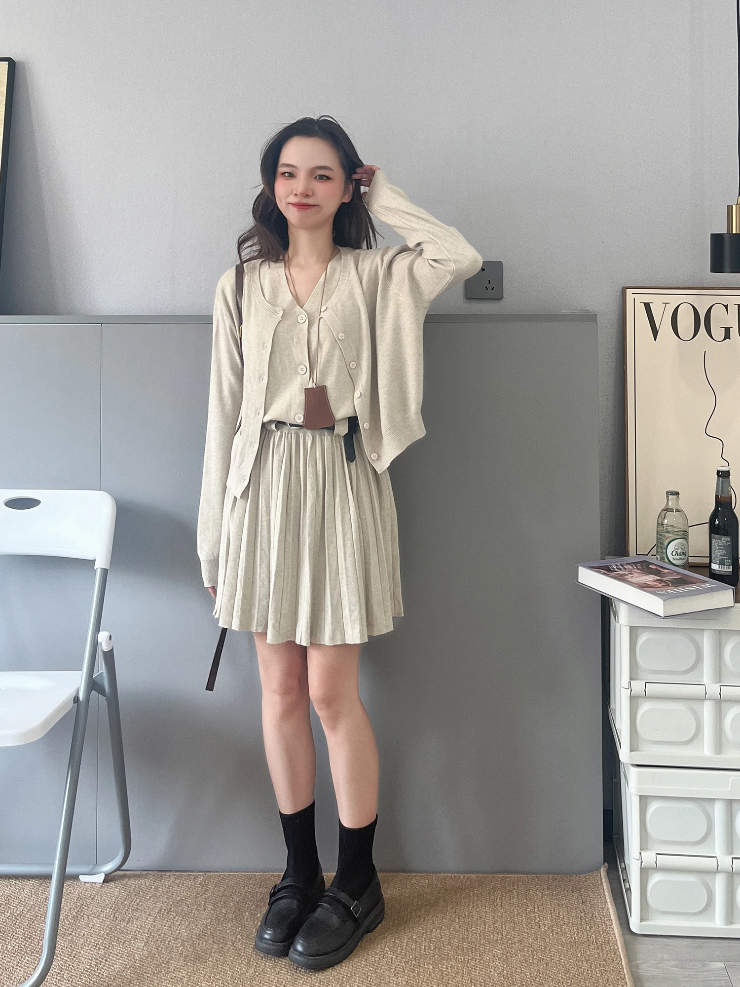 Комплект: мягкий вязаный жилет с высокой талией и поясом, осенне-зимний модный ансамбль для невысоких женщин, повседневный стиль, V-образный вырез
Комплект: мягкий вязаный жилет с высокой талией и поясом, осенне-зимний модный ансамбль для невысоких женщин, повседневный стиль, V-образный вырез