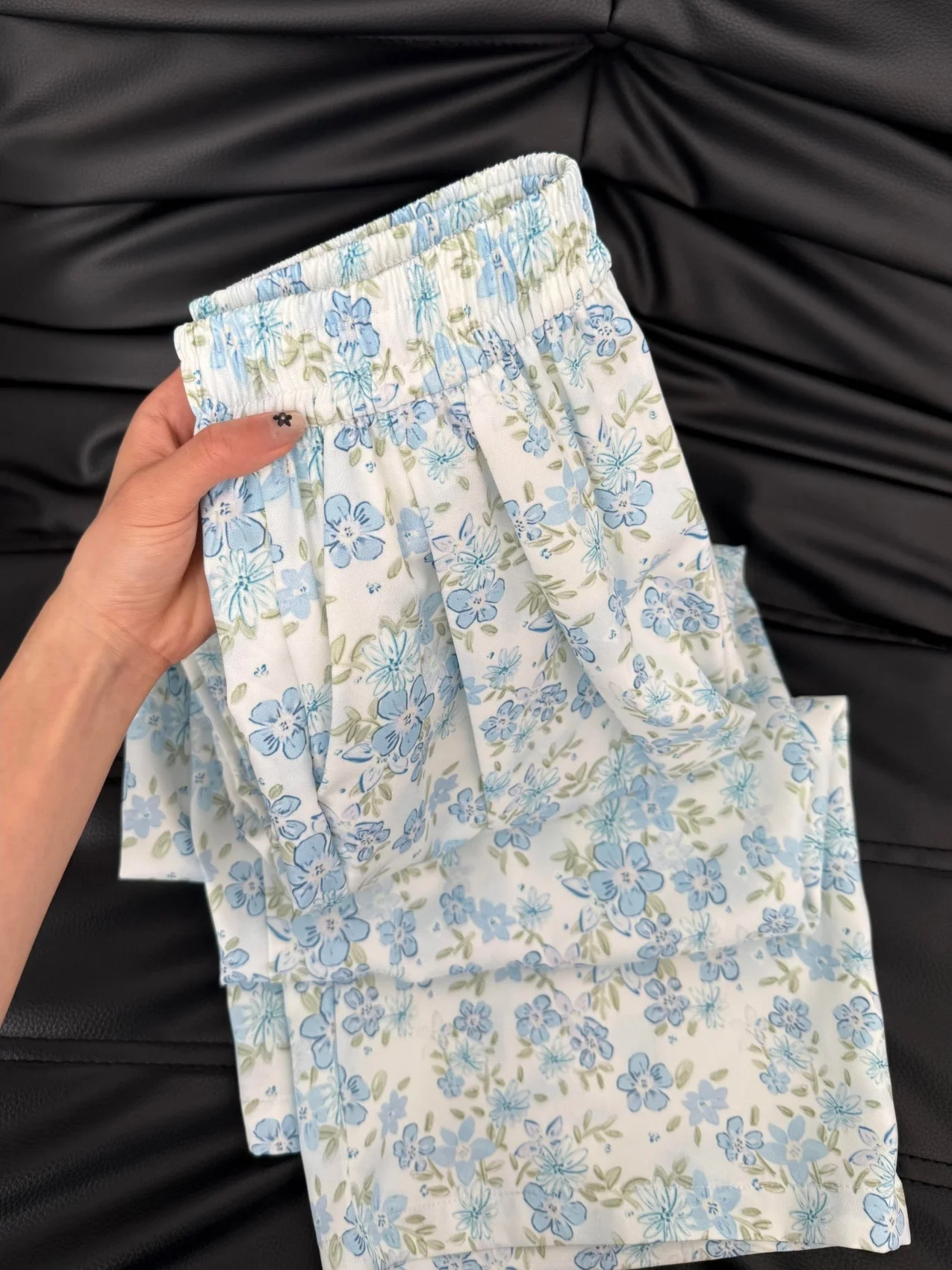 Blue Floral Wide Leg Pants Women's Summer Casual Loose Home Sleepwear Outdoor Walking Beach Island High Waist Elastic Waist
Blue Floral Wide Leg Pants Women's Summer Casual Loose Home Sleepwear Outdoor Walking Beach Island High Waist Elastic Waist