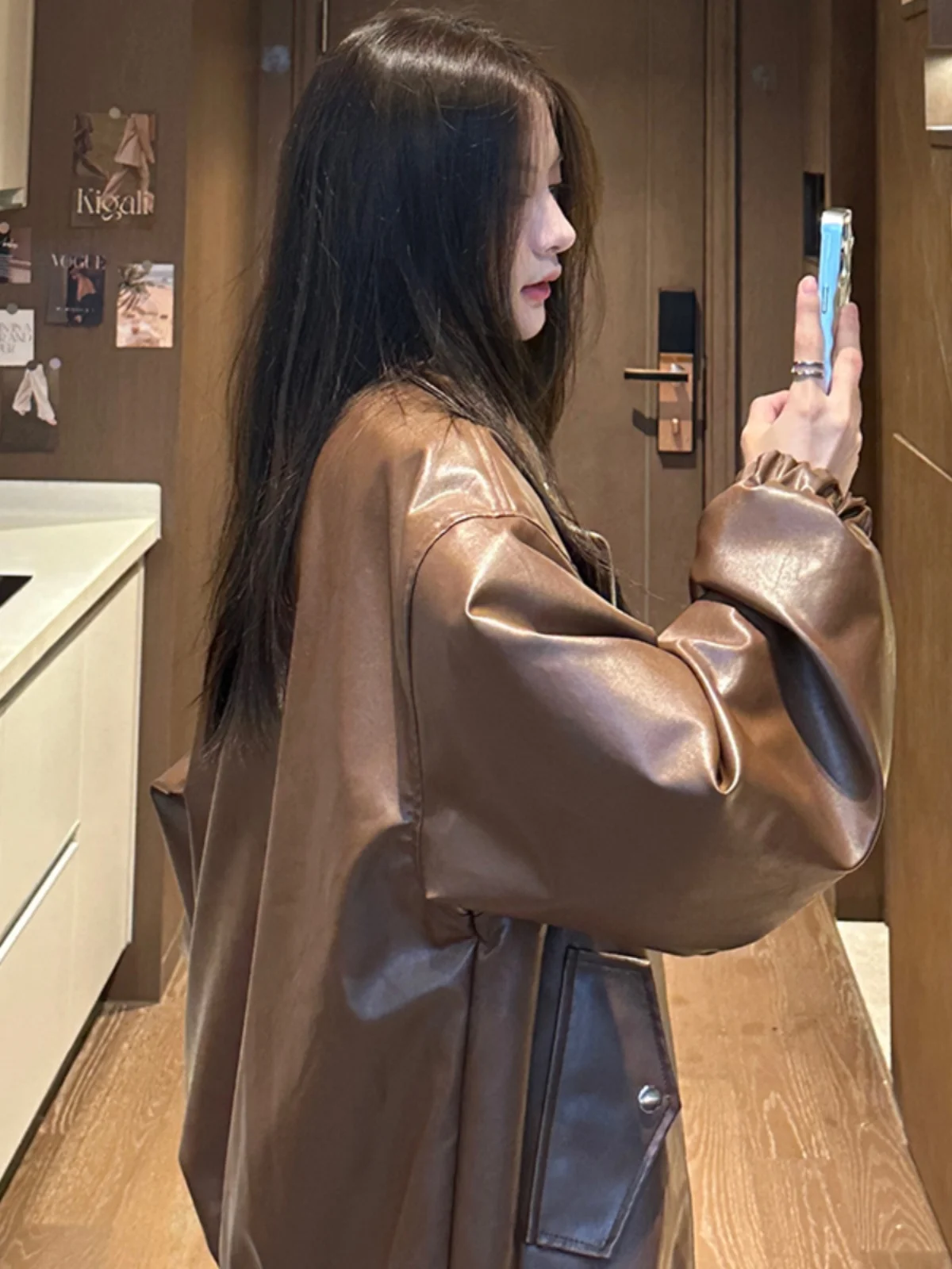 Американская ретро-куртка из высококачественной кожи для мужчин и женщин, мотоциклетная, ветрозащитная, с воротником, новая коллекция весна-осень 2024
Американская ретро-куртка из высококачественной кожи для мужчин и женщин, мотоциклетная, ветрозащитная, с воротником, новая коллекция весна-осень 2024