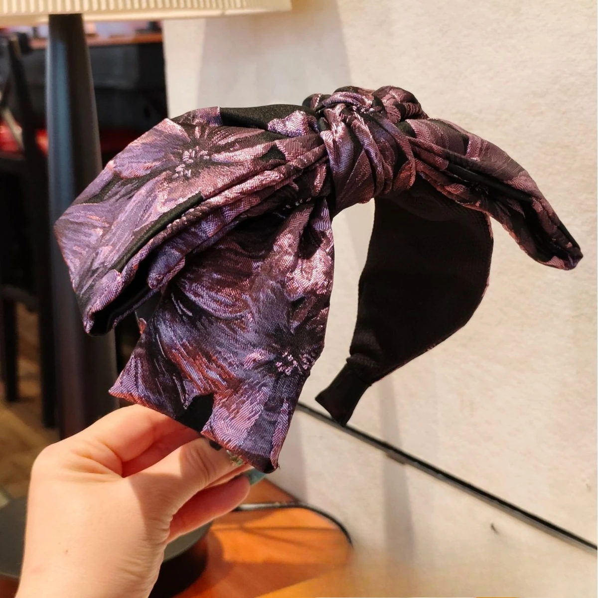 Элегантная жаккардовая повязка на голову с вышитым бантом, винтажная широкая повязка с высокой короной, аксессуар для волос, оптовая продажа 
Элегантная жаккардовая повязка на голову с вышитым бантом, винтажная широкая повязка с высокой короной, аксессуар для волос, оптовая продажа