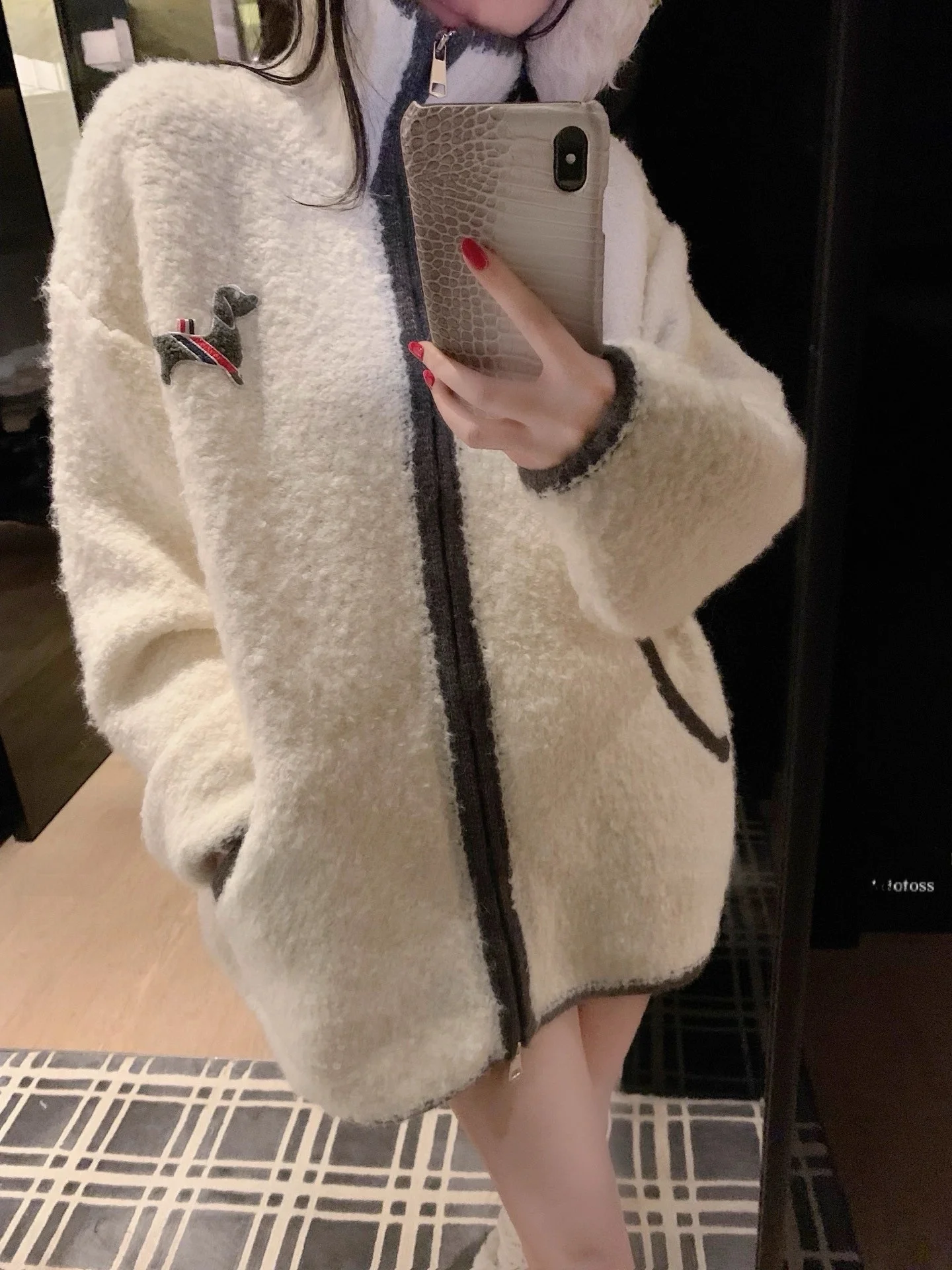 Heavy Embroidery Dog Plush Large Jacket Women's Lazy Style Mid-Length Warm Stand Collar Top Thickened Long Sleeve Coat
Heavy Embroidery Dog Plush Large Jacket Women's Lazy Style Mid-Length Warm Stand Collar Top Thickened Long Sleeve Coat