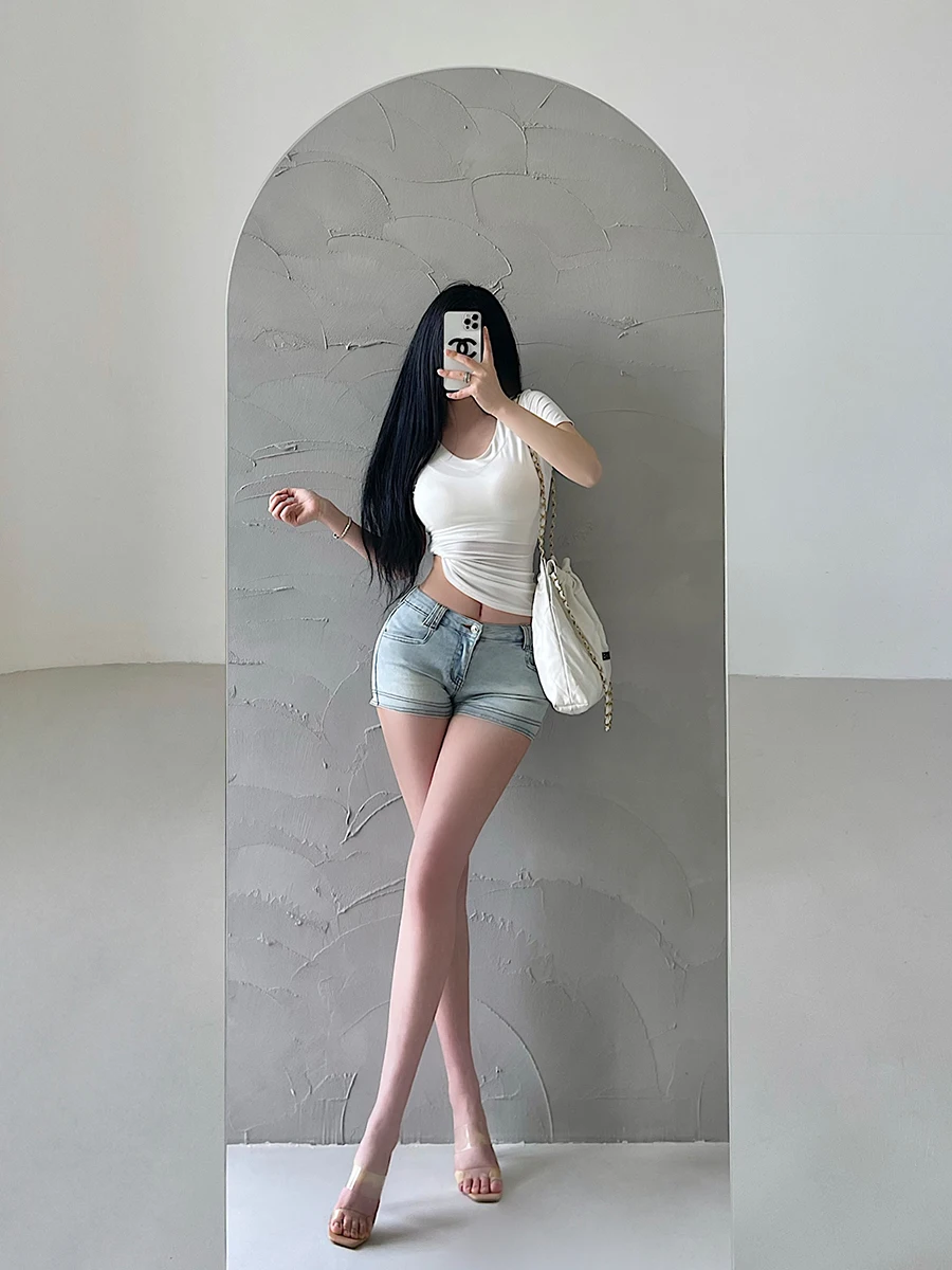 Sexy Low Waist Tight Fit Denim Shorts Women's YoungGirlDay American Hot Girl Long Leg Lengthening Shorts Summer Fashion
Sexy Low Waist Tight Fit Denim Shorts Women's YoungGirlDay American Hot Girl Long Leg Lengthening Shorts Summer Fashion