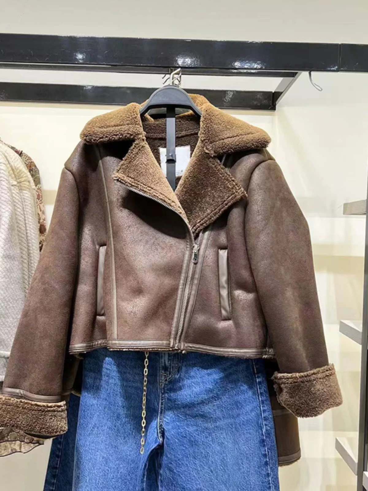 Autumn Winter Women's Short Double-Sided Collar Leather Fur Integrated Long Sleeve Jacket Versatile Loose Fit Regular Thickness
Autumn Winter Women's Short Double-Sided Collar Leather Fur Integrated Long Sleeve Jacket Versatile Loose Fit Regular Thickness