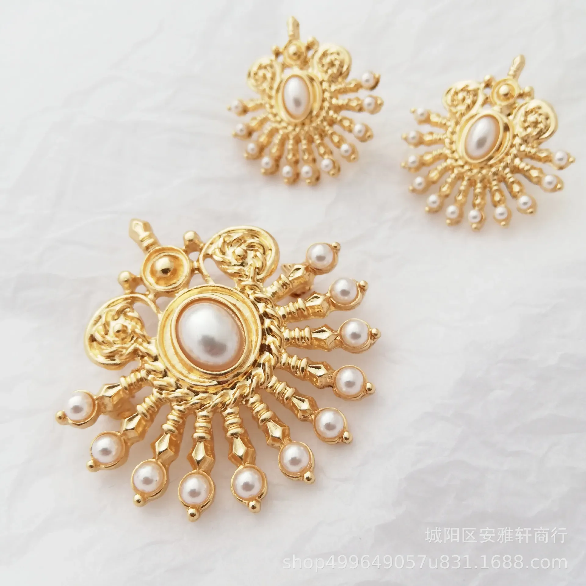 Retro Hollow Open Screen Sparrow Fan-shaped Pearl Brooch Necklace Pendant Earrings for Women Luxury Court Jewelry Set Ear Clips
Retro Hollow Open Screen Sparrow Fan-shaped Pearl Brooch Necklace Pendant Earrings for Women Luxury Court Jewelry Set Ear Clips
