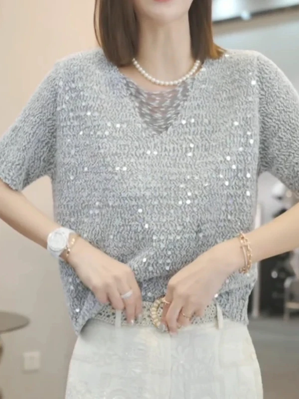 2025 New Summer Plus Size Sequin Mesh Knit Top for Women V Neck Designer Style Casual Fashion Elegant Blouse Lightweight Shirt
2025 New Summer Plus Size Sequin Mesh Knit Top for Women V Neck Designer Style Casual Fashion Elegant Blouse Lightweight Shirt