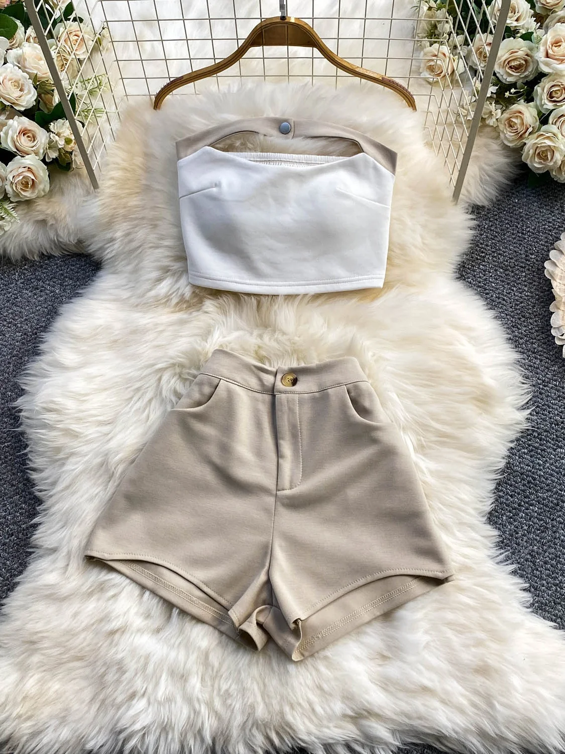 Sexy Hollow out High Waist Short Shorts Set with Chest Pad Crop Top Casual Sporty Style Two Piece Set Pure Color Commute Style
Sexy Hollow out High Waist Short Shorts Set with Chest Pad Crop Top Casual Sporty Style Two Piece Set Pure Color Commute Style
