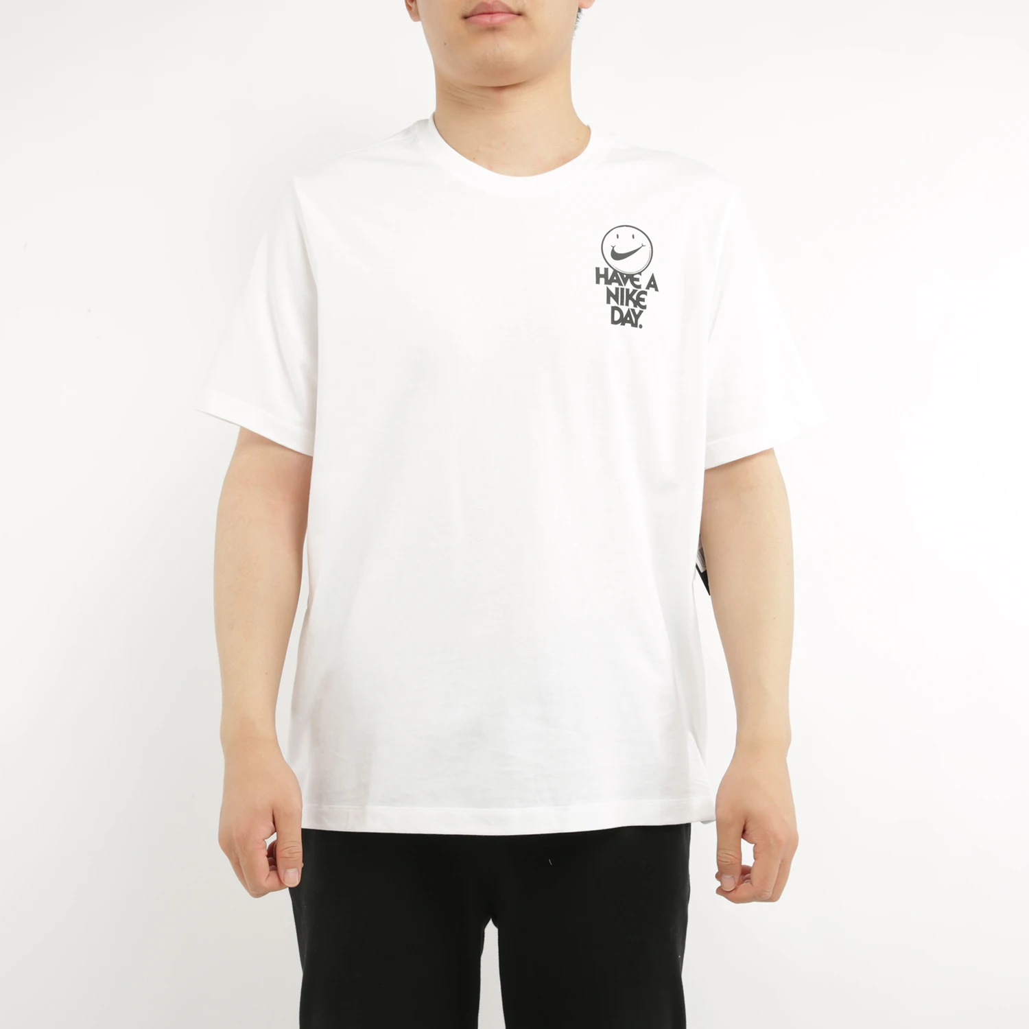 Оригинальная мужская удобная спортивная футболка Nike STRAWBERRY TEE 1 CW4818-100
Оригинальная мужская удобная спортивная футболка Nike STRAWBERRY TEE 1 CW4818-100