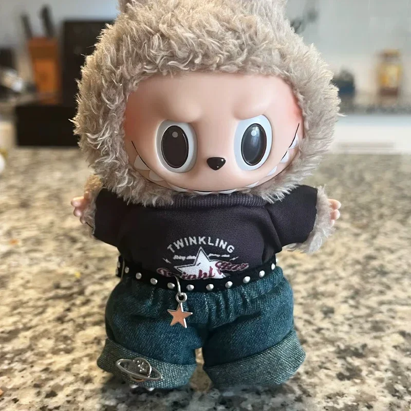 Одежда для Labubu для 17 см V1V2V3, плюшевая кукла-идол, футболка в стиле хип-хоп, брюки, ожерелье, 3 шт./упак., украшения, аксессуары, подарок для фанатов
Одежда для Labubu для 17 см V1V2V3, плюшевая кукла-идол, футболка в стиле хип-хоп, брюки, ожерелье, 3 шт./упак., украшения, аксессуары, подарок для фанатов