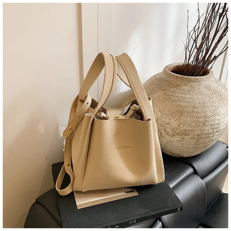 Retro Fashion Simple New Texture Large Capacity Shoulder Bag Women's Handbags Portable Messenger Bucket Bag
Retro Fashion Simple New Texture Large Capacity Shoulder Bag Women's Handbags Portable Messenger Bucket Bag