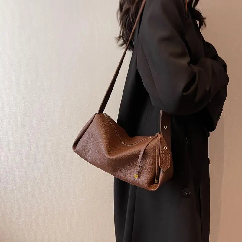 Fashionable female retro left bucket bag 2025 trend designer PU soft leather zipper large capacity commuting handbag and wallet
Fashionable female retro left bucket bag 2025 trend designer PU soft leather zipper large capacity commuting handbag and wallet