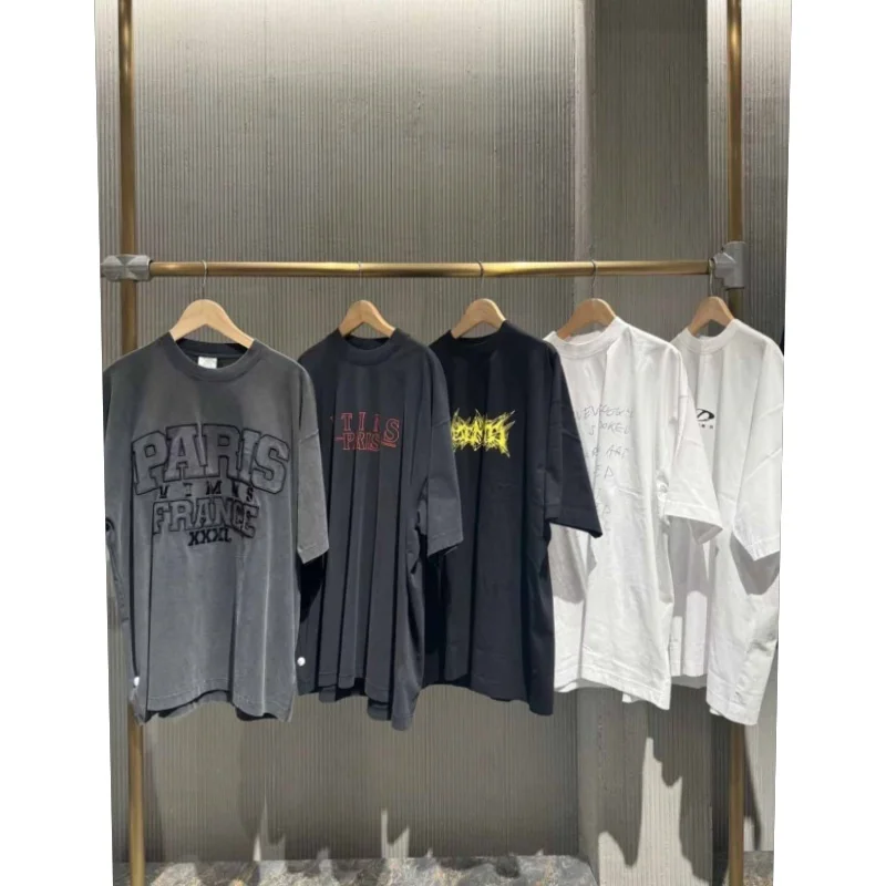 25ss Sup VT Paris France Logo Embroidery Mix Style Женская Мужская Тяжелая хлопковая футболка Негабаритная мужская повседневная футболка Верхние футболки
25ss Sup VT Paris France Logo Embroidery Mix Style Женская Мужская Тяжелая хлопковая футболка Негабаритная мужская повседневная футболка Верхние футболки