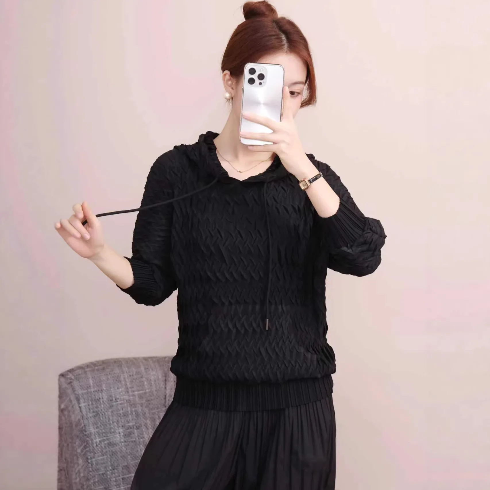 Miyake pleated hooded jacket women's loose fashion high-end sweater versatile and thin casual pleated clothes new top
Miyake pleated hooded jacket women's loose fashion high-end sweater versatile and thin casual pleated clothes new top