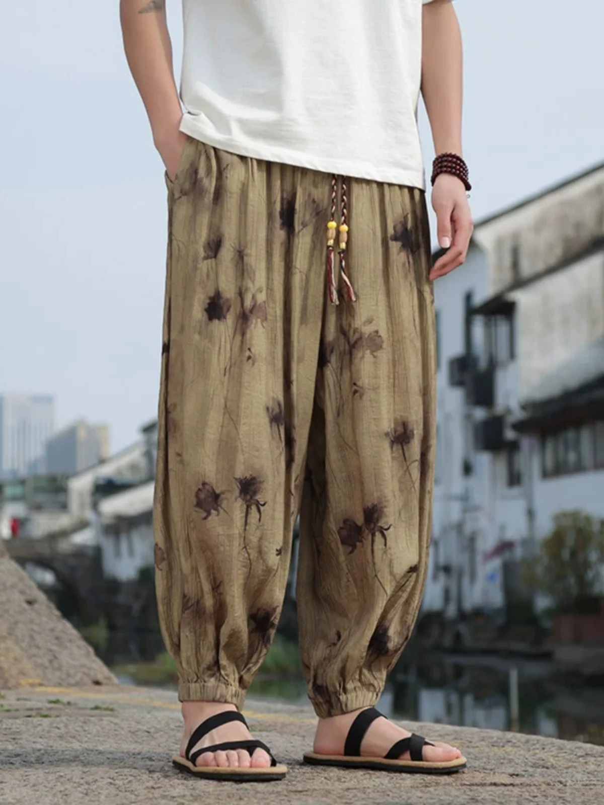 Мужские летние тонкие брюки из ледяного шелка, новые китайские свободные брюки-фонарики, повседневные дышащие брюки большого размера
Мужские летние тонкие брюки из ледяного шелка, новые китайские свободные брюки-фонарики, повседневные дышащие брюки большого размера