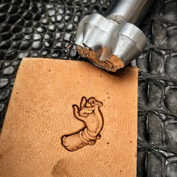 Buddhism cloud hand series vegetable tanned leather hand-knocking mold hand-made leather embossing mold tool
Buddhism cloud hand series vegetable tanned leather hand-knocking mold hand-made leather embossing mold tool