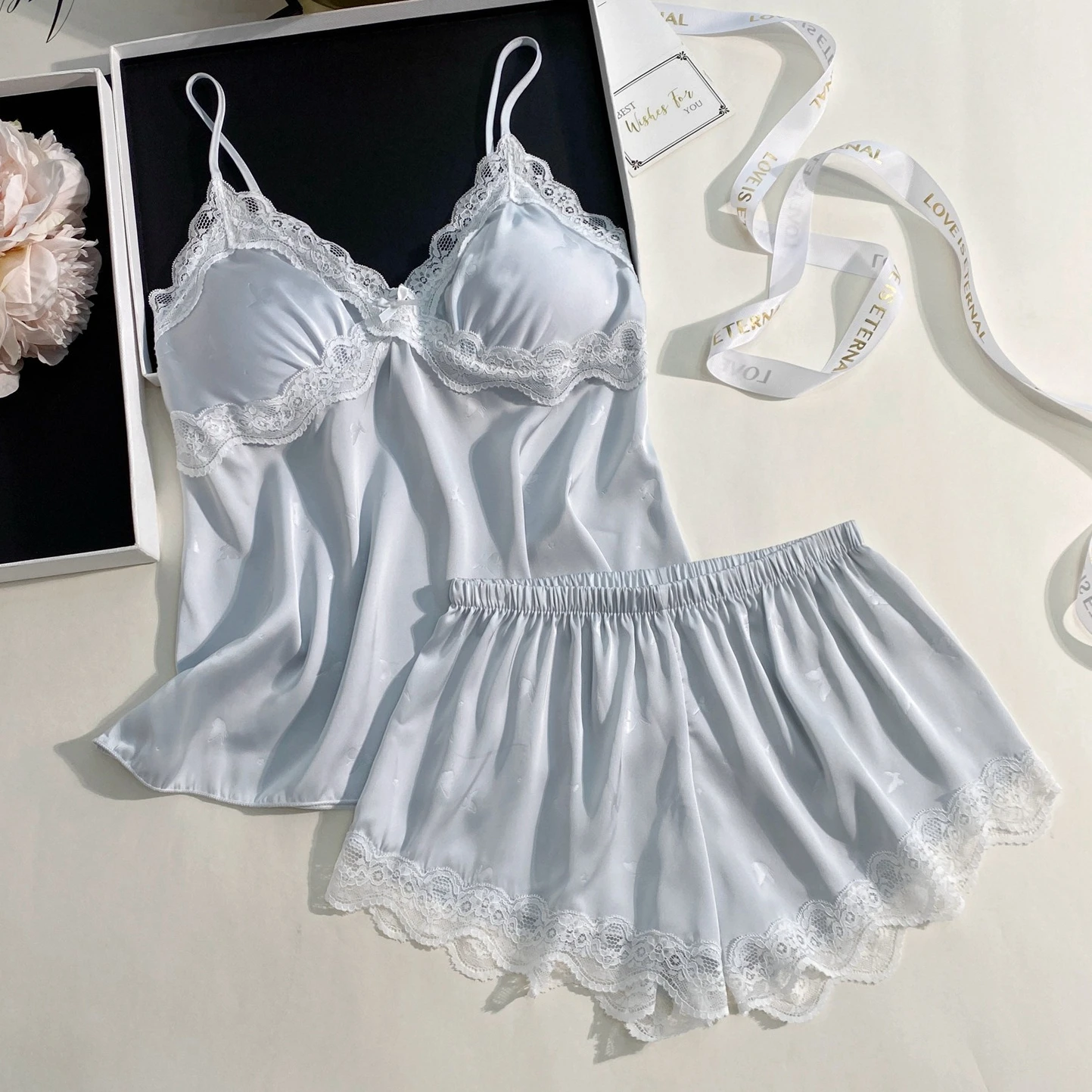 Летний комплект пижамы для дома, женская кружевная одежда для сна, нижнее белье с V-образным вырезом, майка и шорты, 2 предмета, атласная пижама, сексуальная ночная одежда без рукавов
Летний комплект пижамы для дома, женская кружевная одежда для сна, нижнее белье с V-образным вырезом, майка и шорты, 2 предмета, атласная пижама, сексуальная ночная одежда без рукавов