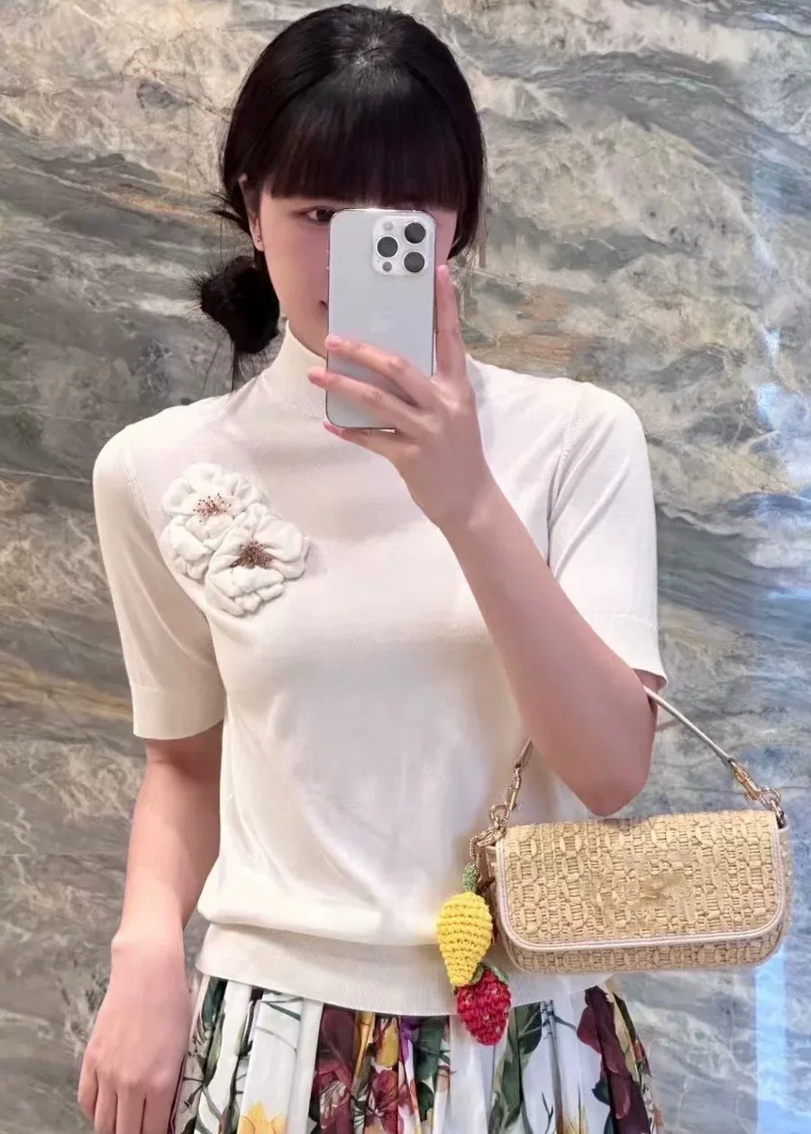 2026 Summer Elegant Ladies Short Sleeve Knitted Top Fashion Three-dimensional Flower Slim White T Shirt
2026 Summer Elegant Ladies Short Sleeve Knitted Top Fashion Three-dimensional Flower Slim White T Shirt