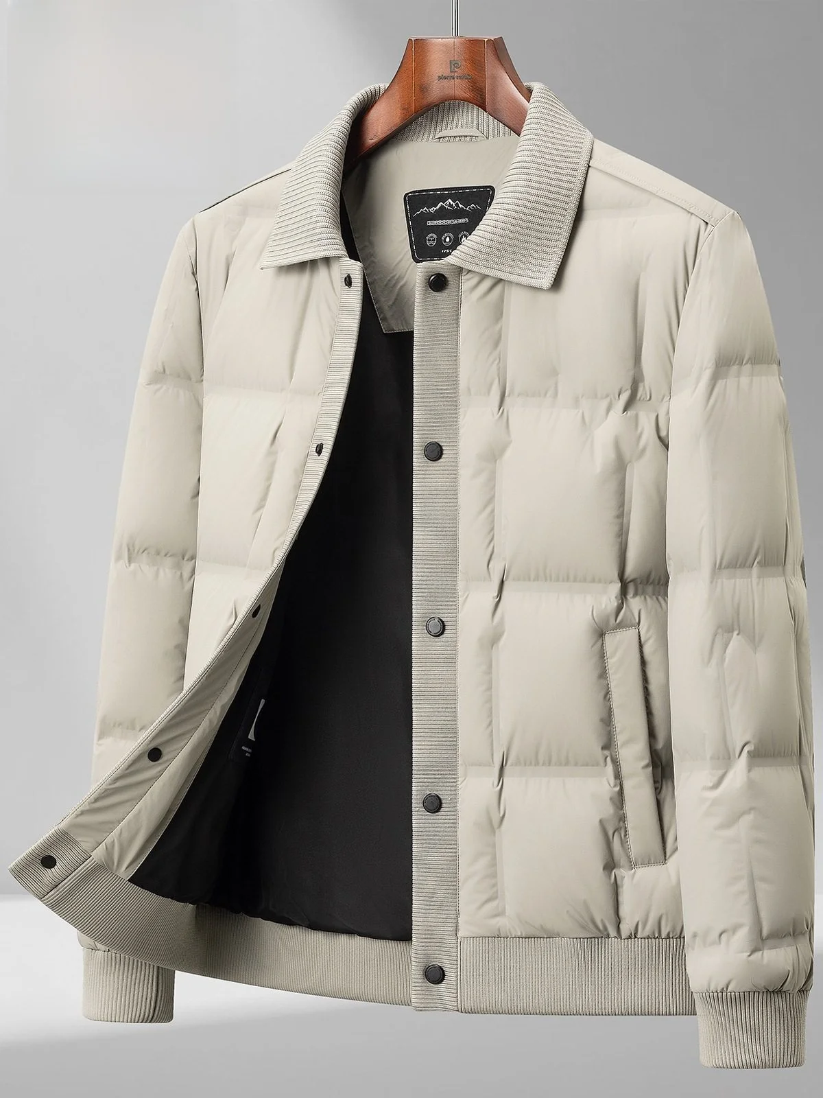 Мужская легкая стеганая куртка Pierre Cardin: осенне-зимняя повседневная теплая верхняя одежда с воротником-стойкой, наполнитель из нейлона и полиэстера
Мужская легкая стеганая куртка Pierre Cardin: осенне-зимняя повседневная теплая верхняя одежда с воротником-стойкой, наполнитель из нейлона и полиэстера